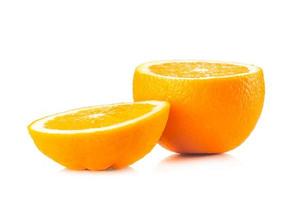 reife Orangen auf weißem Hintergrund foto