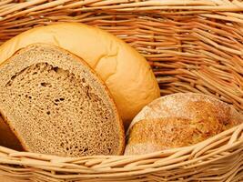 Brot im Korb auf das Tabelle foto