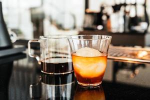 Cold Drip Arabica schwarzer Kaffee im Glas mit Eiskugel foto