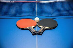 schwarz und rot Tabelle Tennis Paddel mit ein Netz foto