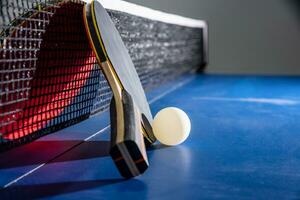Nahansicht rot Tabelle Tennis Paddel Weiß Ball und ein Netz foto