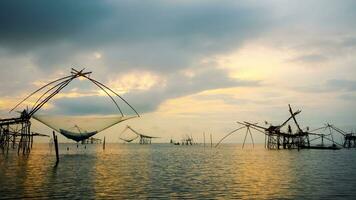 Fischer sind Angeln beim pakpra Kanal während Sonnenaufgang ländlich Lebensstil im Thailand foto