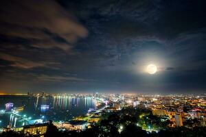 voll Mond über Pattaya Stadt beim Nacht, Thailand foto