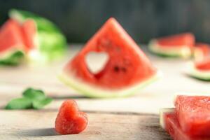 ein Schnitt Stück von Wassermelone mit ein herzförmig Loch. Sommer, Freude, Glück, köstlich Essen foto