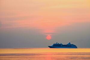 Reise durch Kreuzfahrten Schiff im das Ozean beim Sonnenuntergang foto