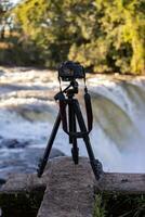 Foto Kamera auf Stativ zu fotografieren ein Wasserfall