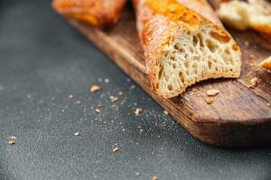 frisch Stangenbrot köstlich Brot lange Brötchen Vorspeise Mahlzeit Essen Snack auf das Tabelle Kopieren Raum foto