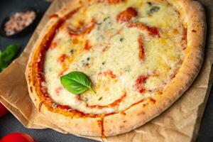 Pizza Käse schnell Essen Mahlzeit frisch Essen Snack auf das Tabelle Kopieren Raum Essen Hintergrund rustikal oben Aussicht foto