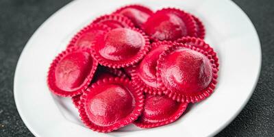 Ravioli Zuckerrüben Farbstoff Pasta rot Farbe Kochen Vorspeise Mahlzeit Essen Snack auf das Tabelle Kopieren Raum Essen Hintergrund rustikal oben Aussicht foto