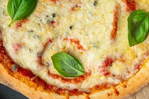 Pizza Käse schnell Essen Mahlzeit frisch Essen Snack auf das Tabelle Kopieren Raum Essen Hintergrund rustikal oben Aussicht foto