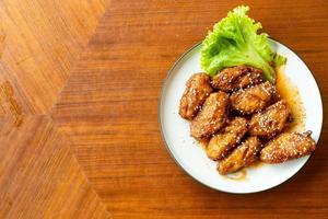 gebratenes Hühnerfleisch mit koreanischer scharfer Sauce und weißem Sesam foto