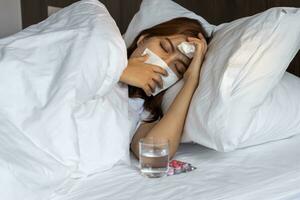 asiatisch Frau Leiden von flüssig Nase oder Nasal- Blockierung. verbreitet kalt oder Grippe geduldig mit Rhinitis foto