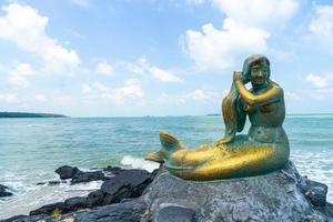 Goldene Meerjungfrau-Statuen am Strand von Samila. Wahrzeichen von Songkla in Thailand. foto