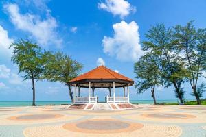 Pavillon mit Meerstrandhintergrund in Songkla, thailand foto