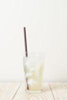 Kokoswasser oder Kokossaft im Glas mit Eiswürfeln foto