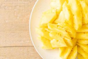 frische Ananas in Scheiben geschnitten auf weißem Teller foto