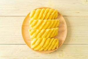 frische Ananas in Scheiben geschnitten auf weißem Teller foto