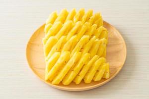 frische Ananas in Scheiben geschnitten auf weißem Teller foto