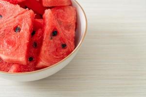 frische Wassermelone in Scheiben geschnitten in weißer Schüssel