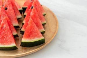frische Wassermelone auf Holzteller geschnitten
