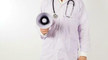 Körperteil eines Arztes hält Megaphon auf weißem Hintergrund. foto