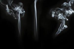 drei große Silhouetten rauchen schwarzen Hintergrund. hochwertiges schönes Fotokonzept