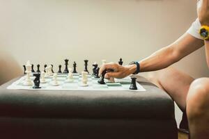 Mann spielen Schach Tafel Spiel beim heim. foto