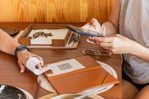 Frau Kunde bezahlen Essen über Handy, Mobiltelefon Telefon. foto