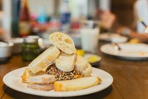 frisch hausgemacht Vielfalt Brot auf ein Weiß beim Frühstück Tisch. foto