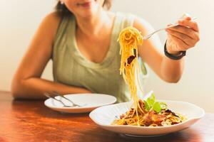 Frau Essen Spaghetti mit Freund im Restaurant. foto