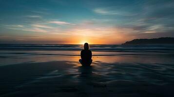 heiter Strand Meditation beim Dämmerung foto