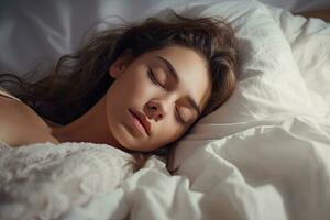 schön jung Frau Schlafen im ein Weiß Bett zum ein friedlich Bettzeit Routine foto