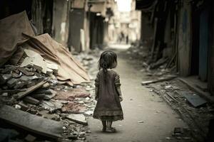 jung Mädchen Gehen auf ein schmutzig Straße im ein zerrissen Kleid foto
