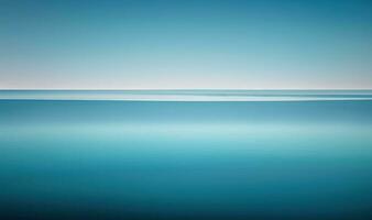 heiter Blau Seelandschaft mit ein minimalistisch Horizont foto