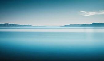 heiter Blau Seelandschaft mit ein minimalistisch Horizont foto