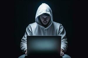 ethisch Hacker im Weiß Kapuzenpullover Tippen auf Laptop zum Internet-Sicherheit Konzept foto