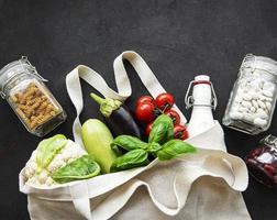 Zero-Waste-Konzept. Öko-Tasche mit Obst und Gemüse foto