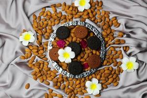 leckere Kekse und Nüsse mit Blumen foto