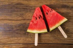 frische Wassermelone auf einem hölzernen Hintergrund, Draufsicht des Essens foto