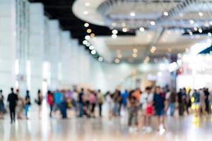 verwischen Sie den Bildhintergrund von Menschen in der Ausstellungsshow foto