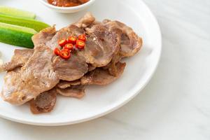 gegrillter Schweinenacken auf Teller nach asiatischer Art geschnitten foto