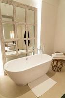 Badewanne im Badezimmer des Luxushotelresorts foto