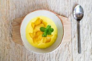 frische Mango mit Joghurtschale foto