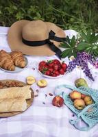 romantische Picknickszene am Sommertag foto