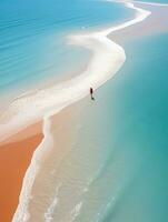 Frau Strand Sand Paradies Ozean Meer zurück Drohne oben Aussicht Wellen Stille Gelassenheit Zen Ruhe foto
