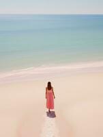 Frau Strand Sand Paradies Ozean Meer zurück Drohne oben Aussicht Wellen Stille Gelassenheit Zen Ruhe foto