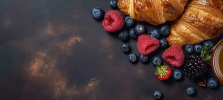 Beeren Croissant Banner kostenlos Raum Text Attrappe, Lehrmodell, Simulation schnell Essen oben Aussicht Fachmann Phonographie foto