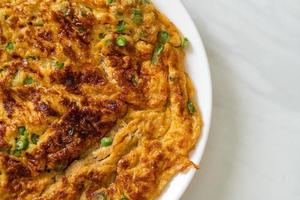 Omelette mit langen Bohnen oder Kuh-Erbse - Hausmannskost foto