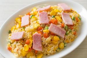 hausgemachter gebratener Reis mit Schinken und gemischtem Gemüse aus Karotten, grünen Bohnen und Mais foto
