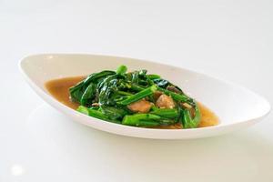 gebratener gesalzener Fisch mit chinesischem Grünkohl - asiatische Küche foto